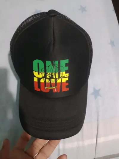 Gorra negra con diseño One Love - miniatura 1