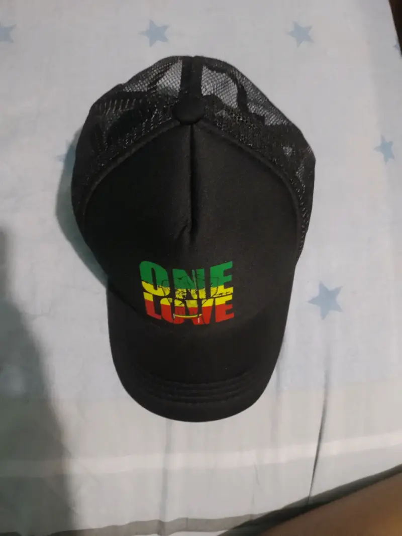 Gorra negra con diseño One Love - 2