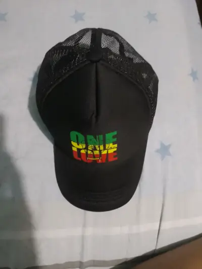 Gorra negra con diseño One Love - miniatura 2