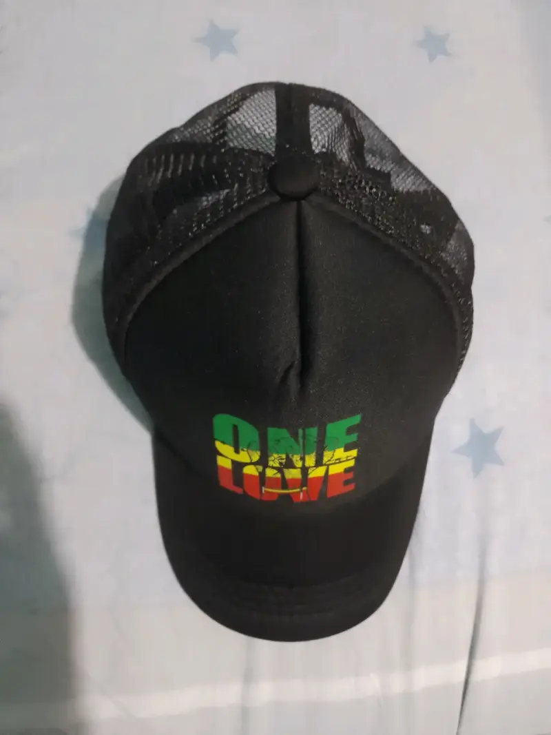 Gorra negra con diseño One Love - 3