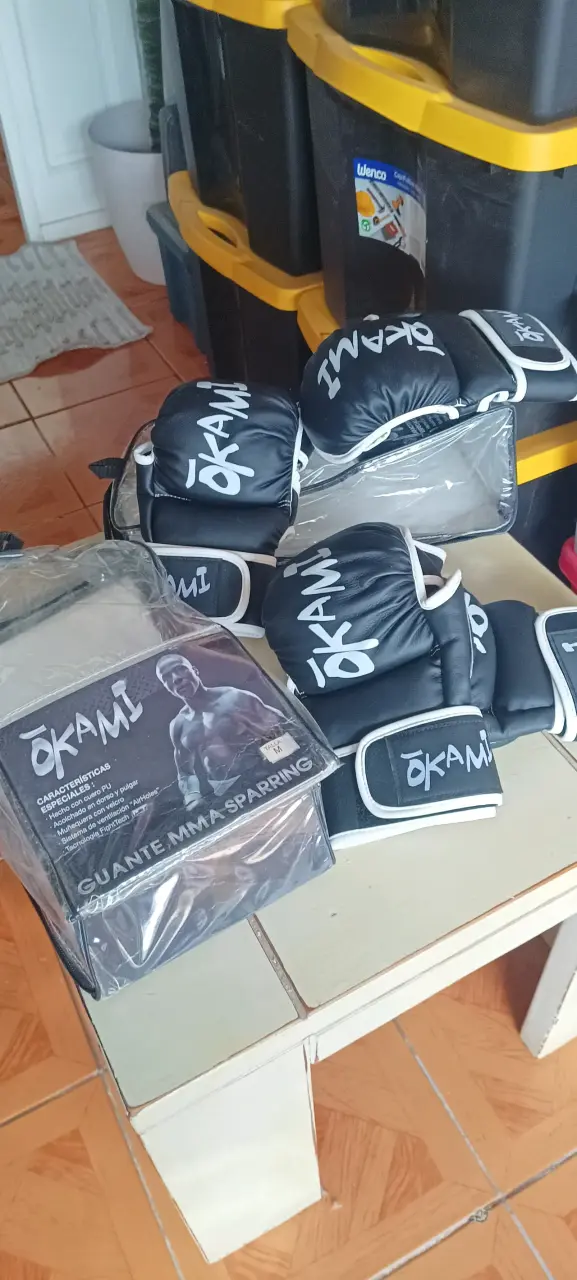 Guantes y saco de boxeo Okami para entrenamiento - 1