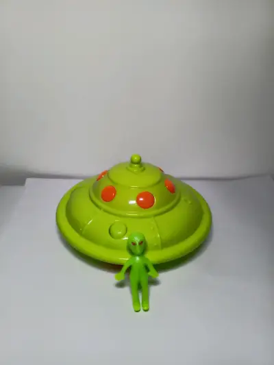 Juguete OVNI con figura de alienígena verde - miniatura 1