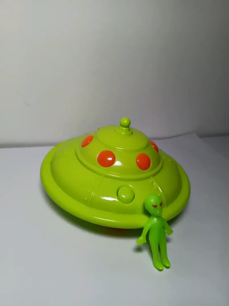 Juguete OVNI con figura de alienígena verde - 2