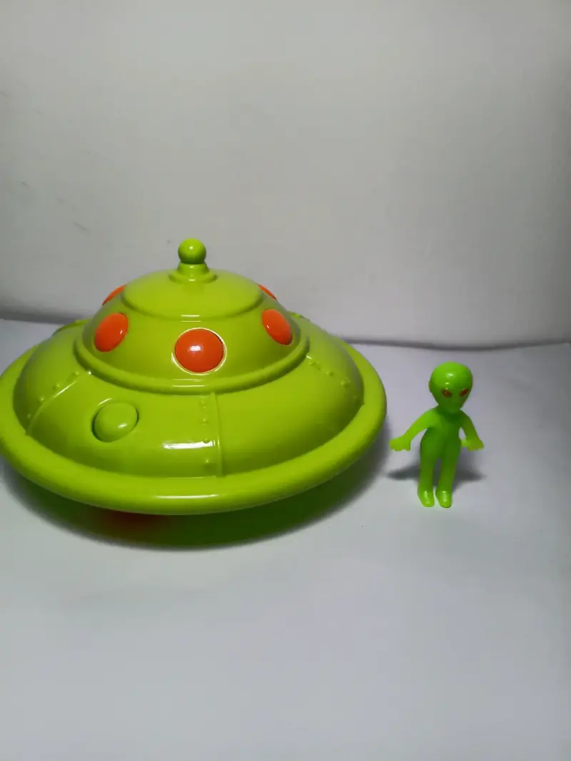 Juguete OVNI con figura de alienígena verde - 3