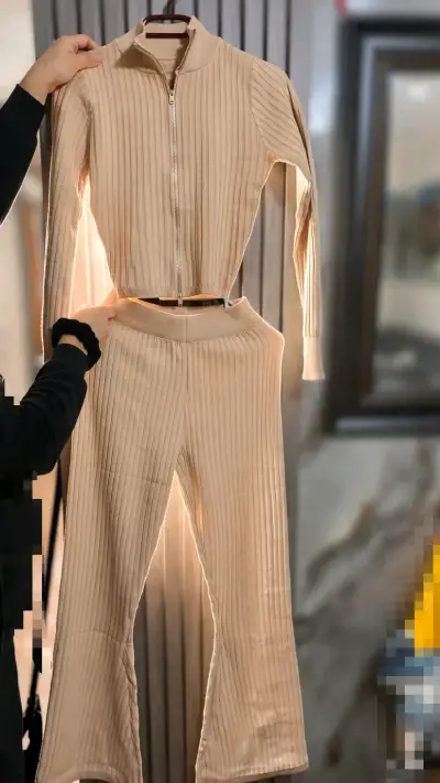 Conjunto de punto beige con cierre - miniatura 2