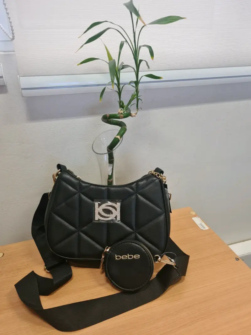 Cartera negra con diseño acolchado y monedero