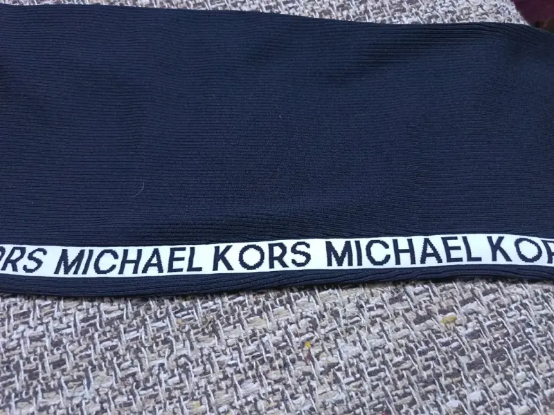 Vestido negro Michael Kors con detalles laterales - 3