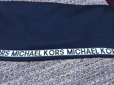 Vestido negro Michael Kors con detalles laterales - miniatura 3