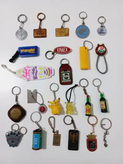Lote de llaveros coleccionables variados - miniatura 1