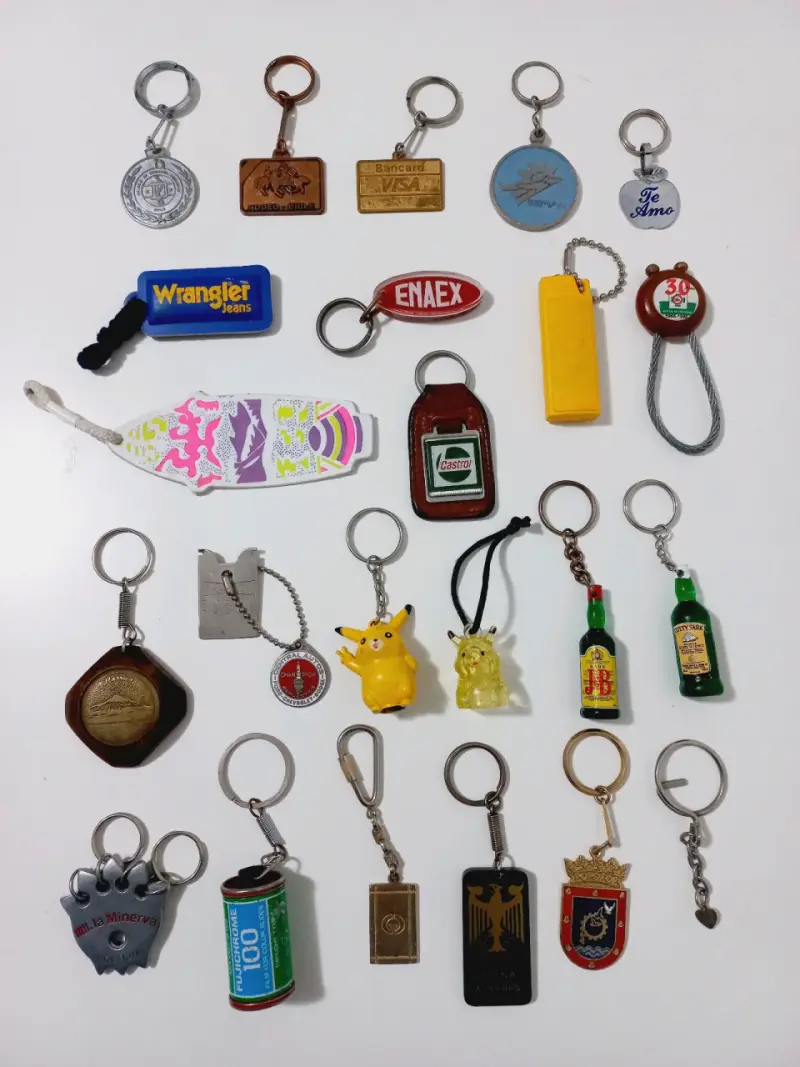 Lote de llaveros coleccionables variados - 2