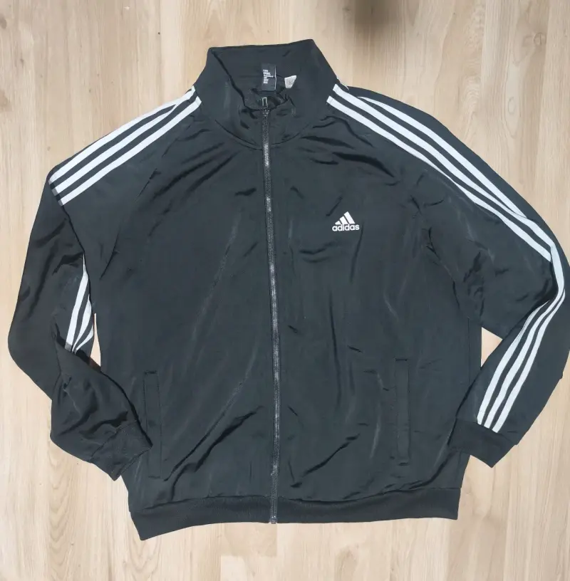 Chaqueta deportiva negra Adidas con franjas blancas - 2