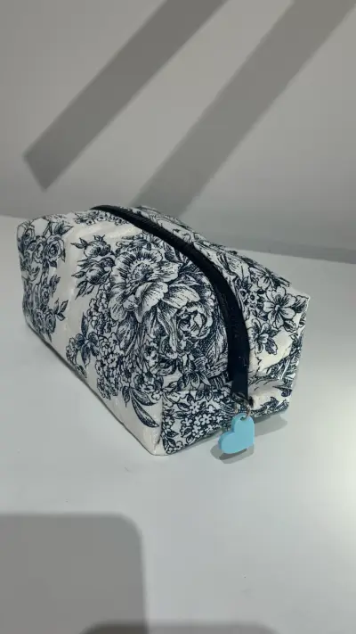 Neceser de tela con diseño floral azul - miniatura 1