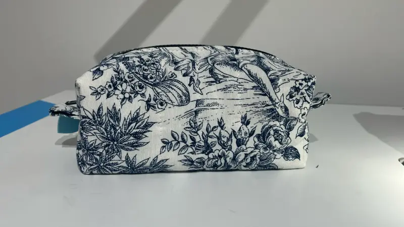Neceser de tela con diseño floral azul - 2