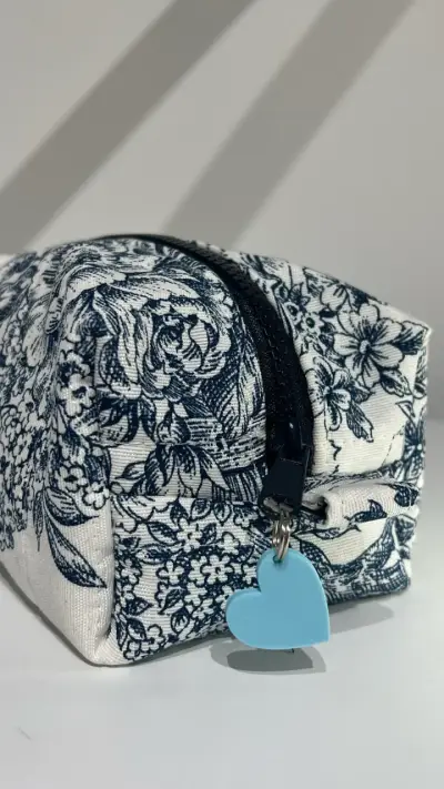 Neceser de tela con diseño floral azul - miniatura 3