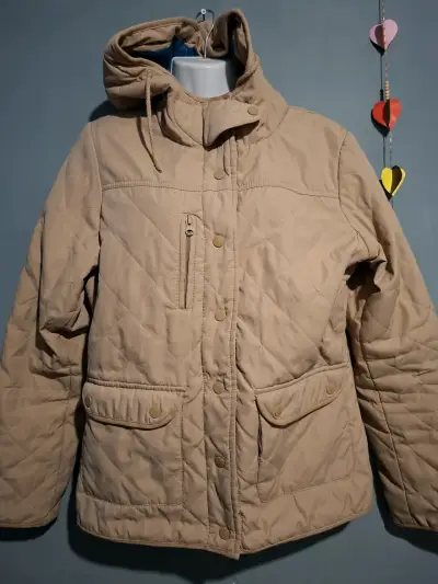 Chaqueta acolchada beige con capucha - miniatura 1