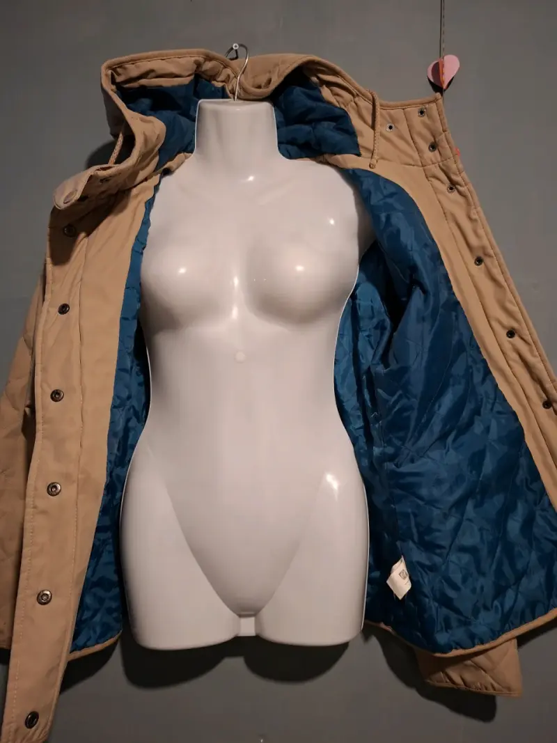 Chaqueta acolchada beige con capucha - 2