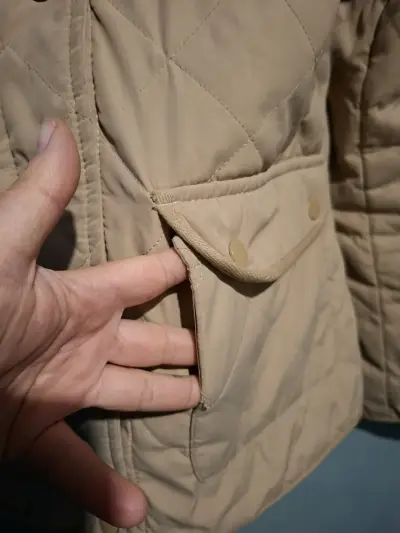 Chaqueta acolchada beige con capucha - miniatura 3