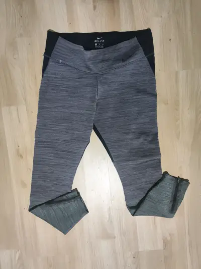 Leggings deportivos Nike Dri-Fit gris para mujer - miniatura 1