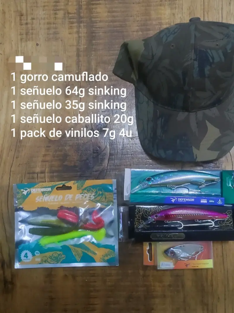 Set de pesca con gorro camuflado y señuelos