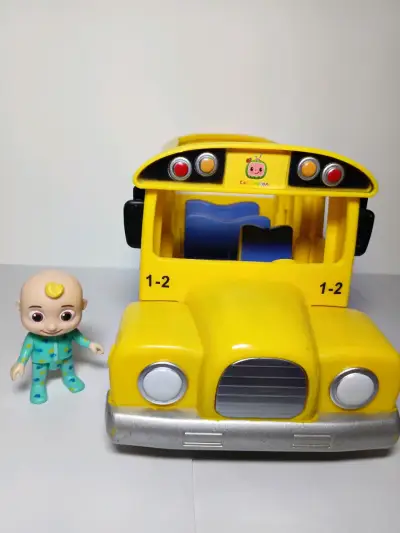 Autobús escolar de juguete Cocomelon con figura - miniatura 1