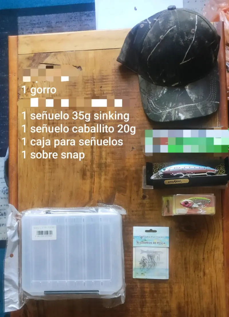 Kit de pesca con señuelos y gorro camuflado