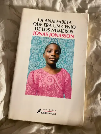 Libro de Jonas Jonasson: “La analfabeta que era…” - miniatura 1