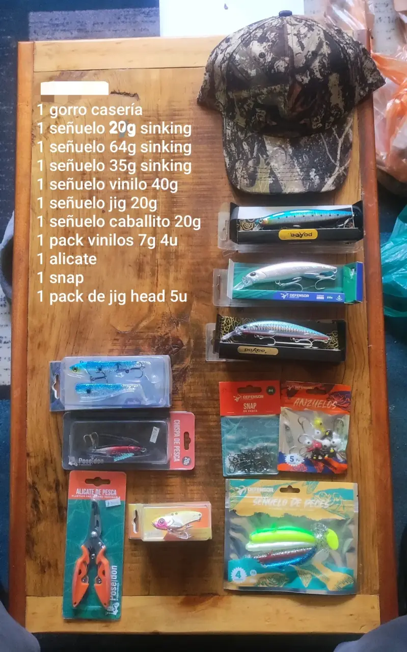 Kit de pesca con señuelos y gorro camuflado