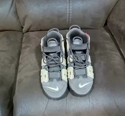 Zapatillas deportivas Nike Air negras y beige - miniatura 1