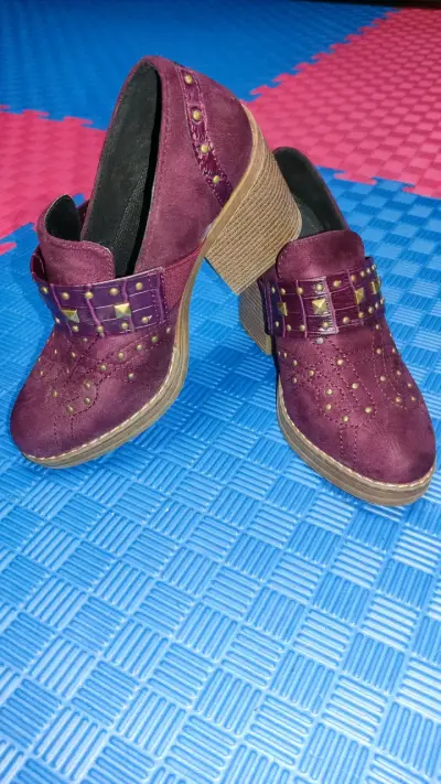 Zapatos de tacón burdeos con tachas doradas - miniatura 3