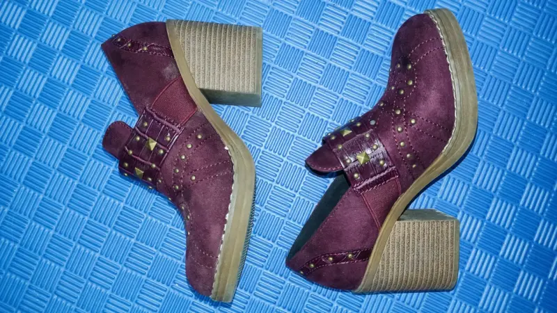 Zapatos de tacón burdeos con tachas doradas - 4
