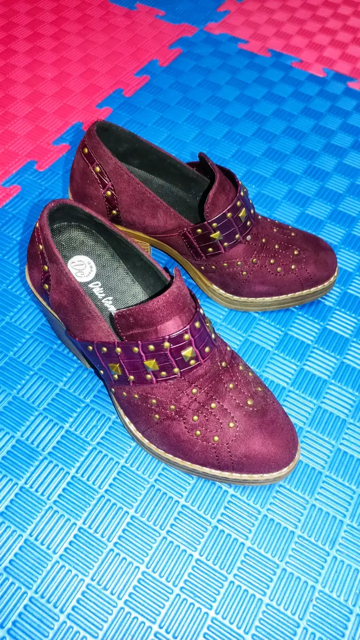 Zapatos de tacón burdeos con tachas doradas - 2