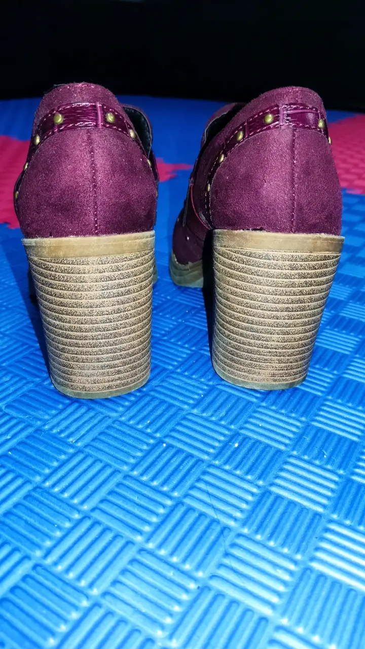 Zapatos de tacón burdeos con tachas doradas - 5