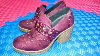 Zapatos de tacón burdeos con tachas doradas - miniatura 1