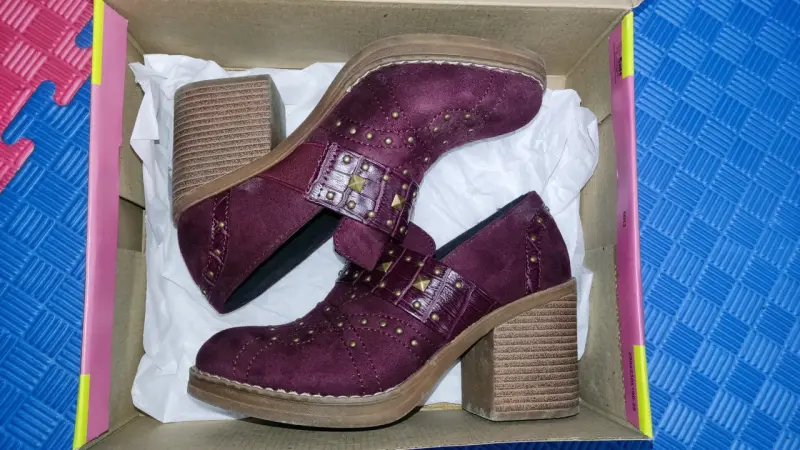 Zapatos de tacón burdeos con tachas doradas - 6