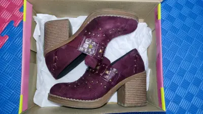Zapatos de tacón burdeos con tachas doradas - miniatura 6