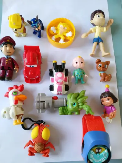 Lote de figuras de acción infantiles variadas - miniatura 1