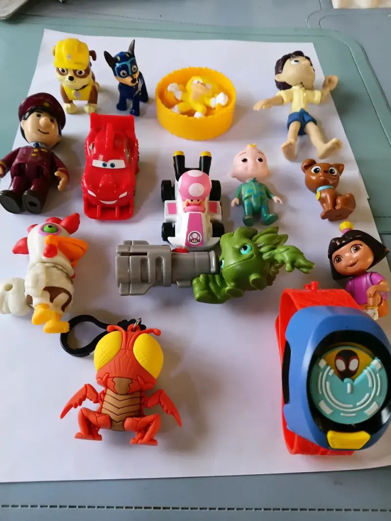 Lote de figuras de acción infantiles variadas - 2