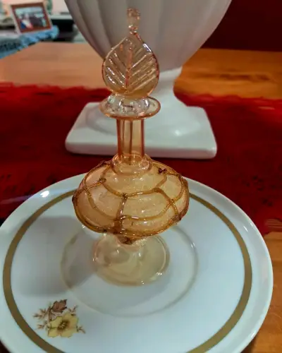 Decorativa botella de vidrio soplado ámbar - miniatura 4