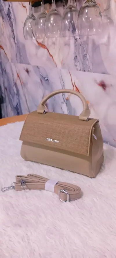 Cartera de mano elegante con correa ajustable - miniatura 1
