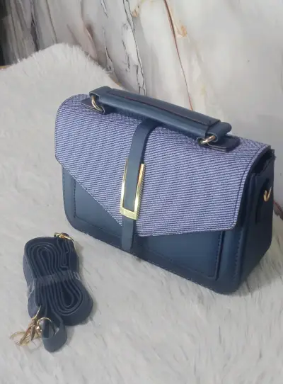 Cartera de mano elegante con correa ajustable - miniatura 5