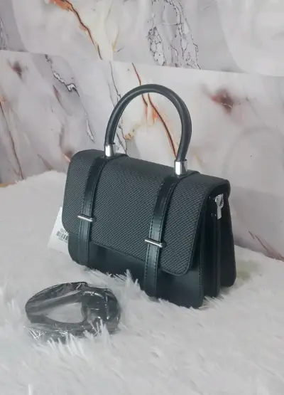 Cartera de mano elegante con correa ajustable - miniatura 6