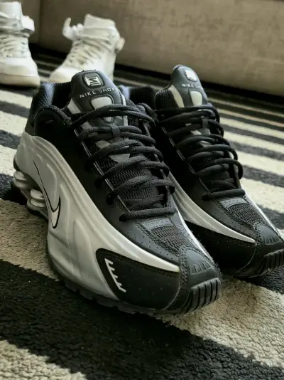 Zapatillas deportivas Nike Shox negras y plateadas - miniatura 1