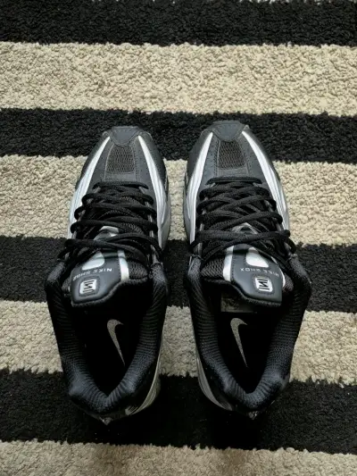 Zapatillas deportivas Nike Shox negras y plateadas - miniatura 2