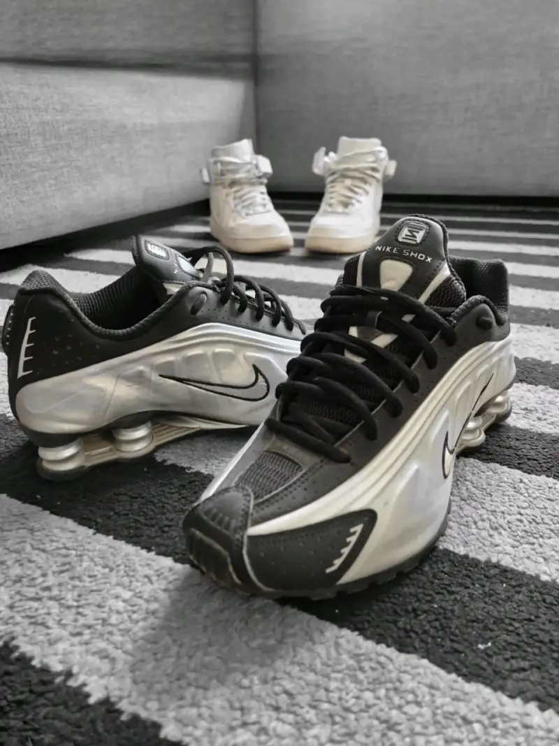 Zapatillas deportivas Nike Shox negras y plateadas - 3