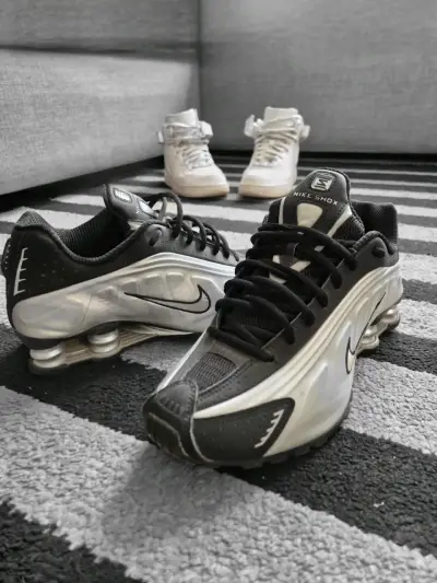 Zapatillas deportivas Nike Shox negras y plateadas - miniatura 3