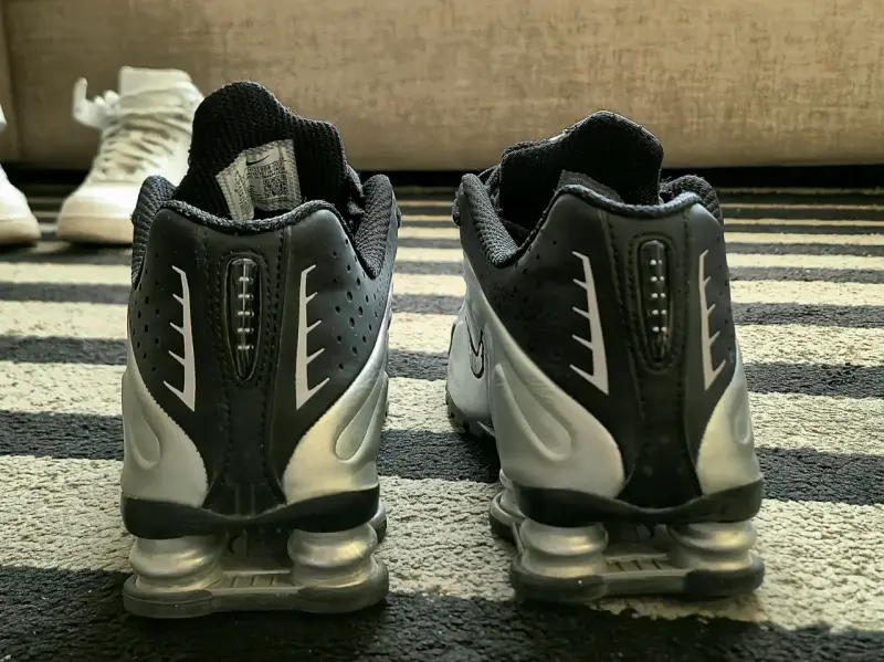 Zapatillas deportivas Nike Shox negras y plateadas - 4