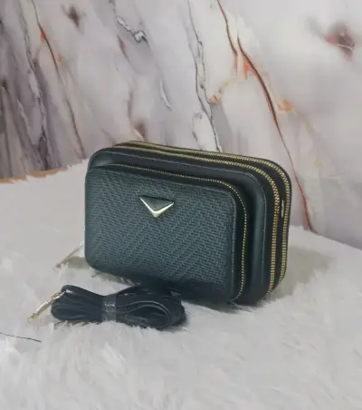 Cartera de mano con diseño acolchado - miniatura 1