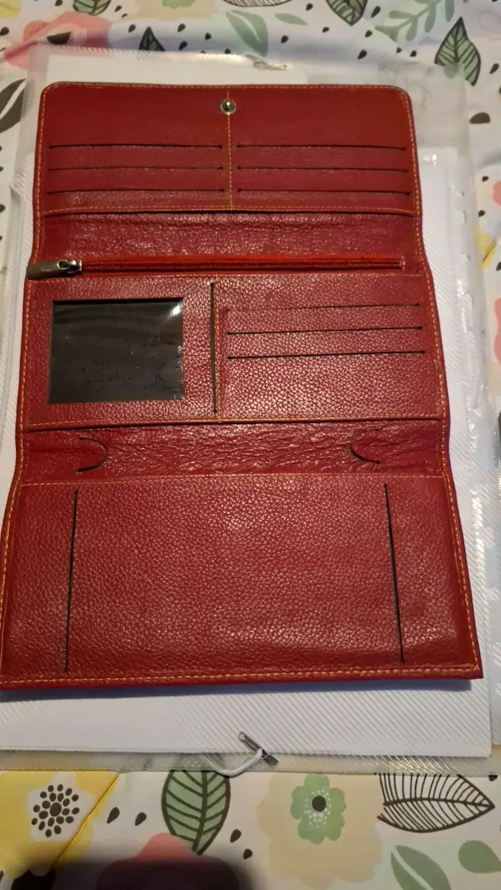 Billetera de cuero roja con múltiples compartimentos - 3