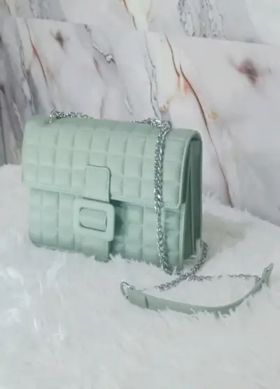 Cartera de mano acolchada verde menta con cadena - miniatura 1