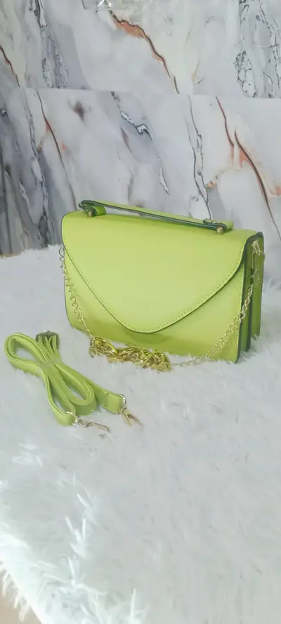 Cartera de mano acolchada verde menta con cadena - miniatura 2